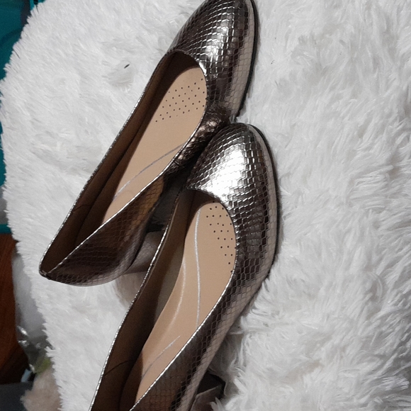 Women's Shoes - Picture 2 of 6